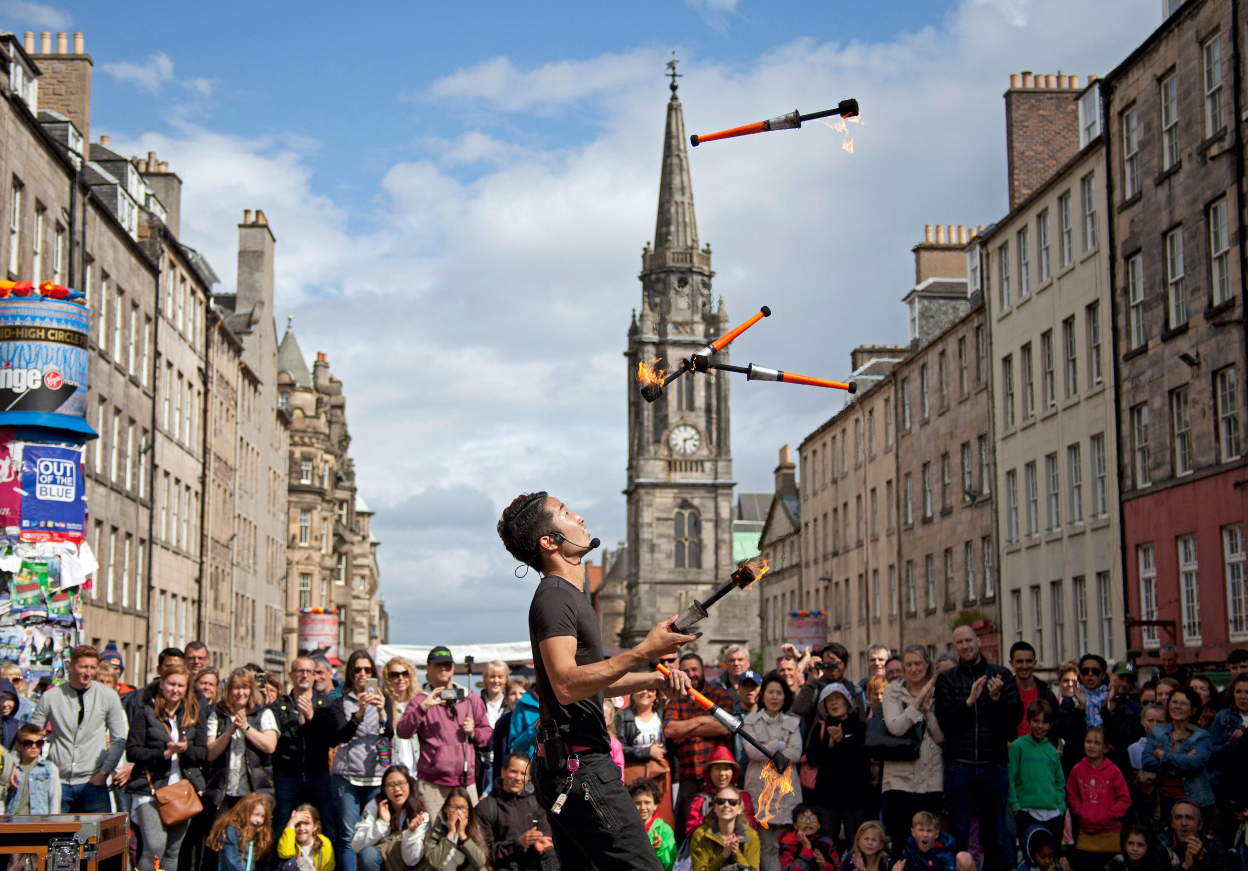 Royal Mile, Edinburgh, Scotland, UK. 18th Aug, 2019. Edinburgh Fringe street performer SYO! from Japan worked at a blistering pace to entertain the audience with a thrilling fire show on the third Sunday on the mid-High Circle pitch on the High Street.